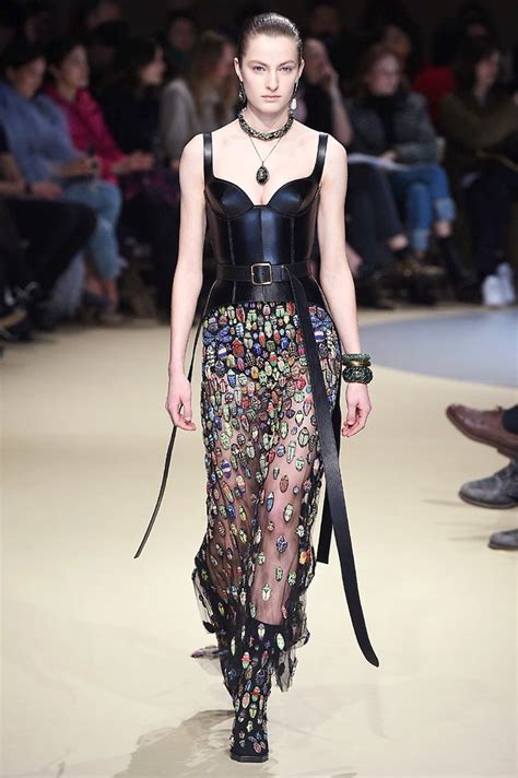 vestido negro de alexander mcqueen otoño invierno 2018 fith avenue|alexander mcqueen vogue collection.